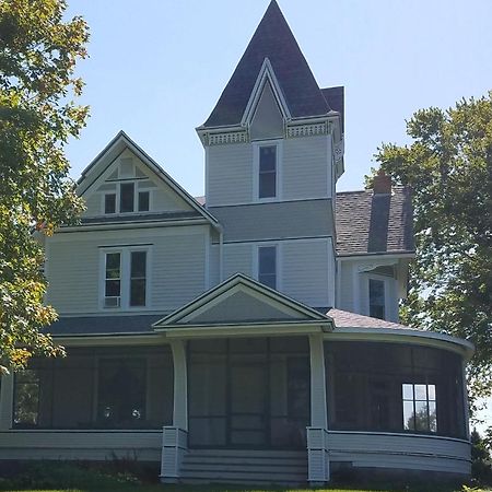 Oaklawn Inn Меномони Екстериор снимка