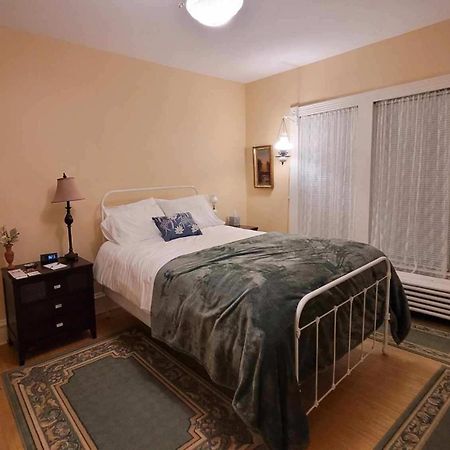 Oaklawn Inn Меномони Екстериор снимка