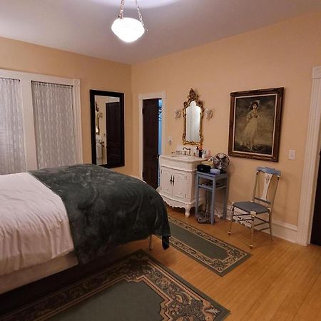 Oaklawn Inn Меномони Екстериор снимка