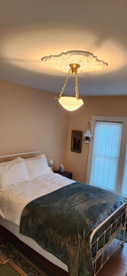 Oaklawn Inn Меномони Екстериор снимка