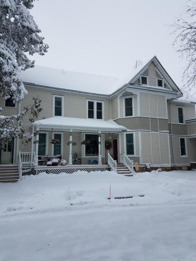 Oaklawn Inn Меномони Екстериор снимка
