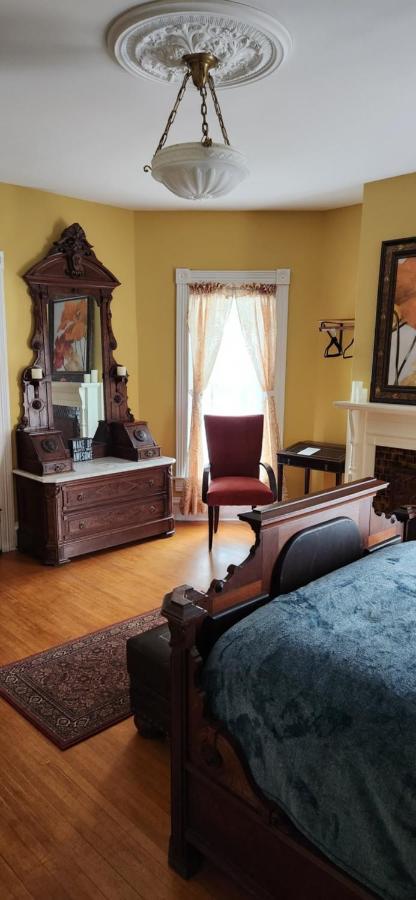 Oaklawn Inn Меномони Екстериор снимка