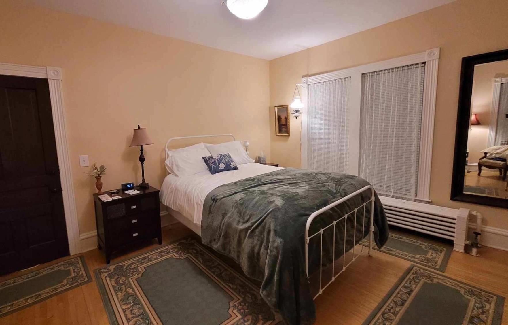 Oaklawn Inn Меномони Екстериор снимка